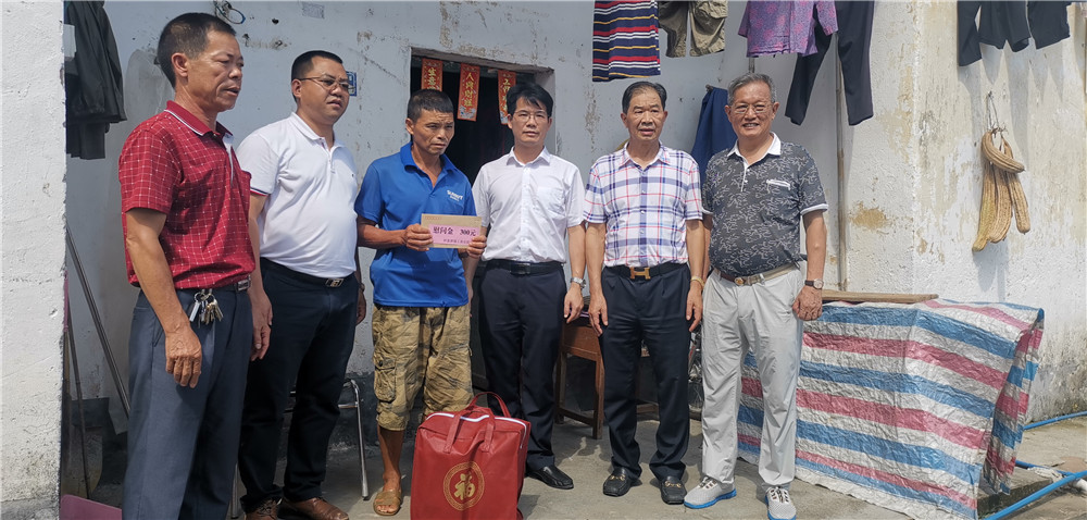 [賽思達(dá)烤箱]董事長(zhǎng)唐樹松參加鐘落潭鎮(zhèn)商會(huì)扶困助學(xué)活動(dòng)